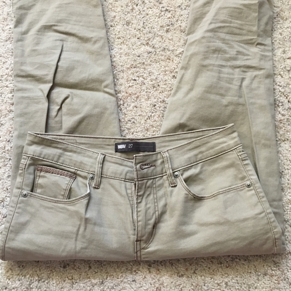 Levi’s Khaki Capris